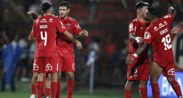 Ñublense golpea de entrada a la UC en el Campeonato Nacional.