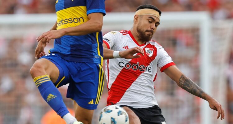 Paulo Díaz brilló en el Superclásico ante Boca Juniors en Argentina.
