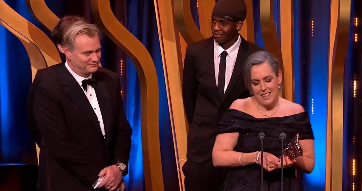 Un bromista “se coló” cuando el equipo de ‘Oppenheimer’, se subió al escenario de los BAFTA para recibir el premio a mejor película.