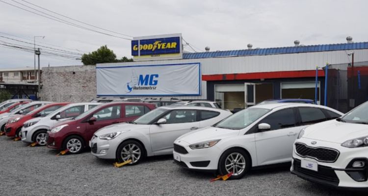 “Consignación” y una larga espera: denuncian a automotora de no pagar a clientes tras vender sus autos