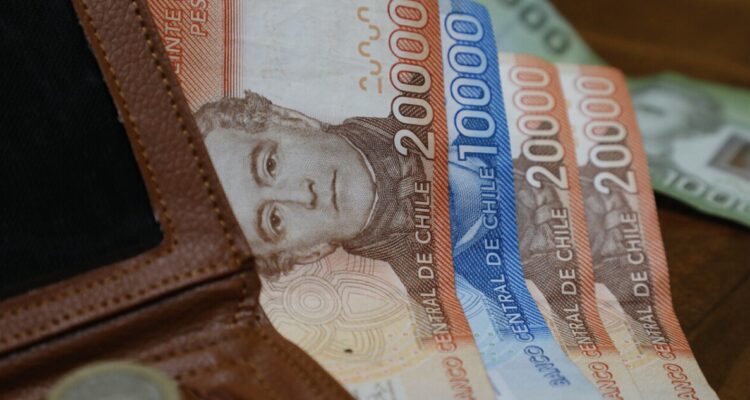 Quiénes reciben el pago del Bono Marzo 2024 o Aporte Familiar Permanente, y cómo obtener más de $120.000 (120 mil) den beneficio.