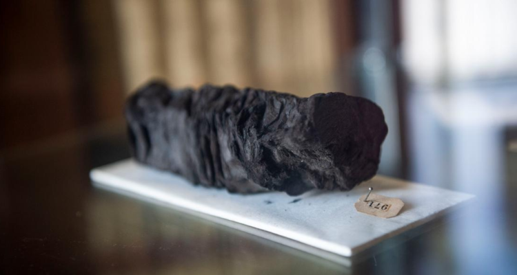 Hoy legibles por IA, los papiros de Herculano se carbonizaron tras una erupción volcánica en el año 79 d.C.