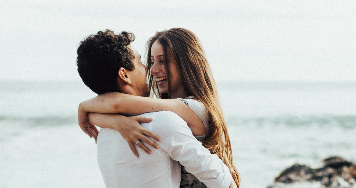 Las parejas felices van a dormir al mismo tiempo, caminan de la mano y se dicen “te amo” todos los días.