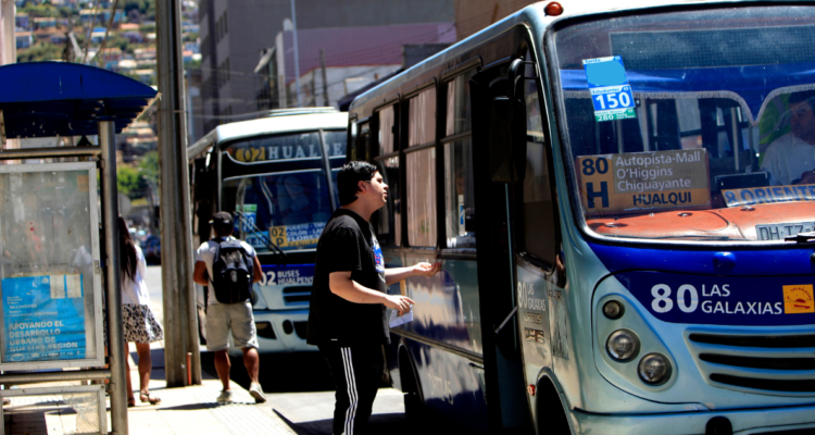 Persona a punto de subir a bus tras alza de pasaje en Gran Concepción