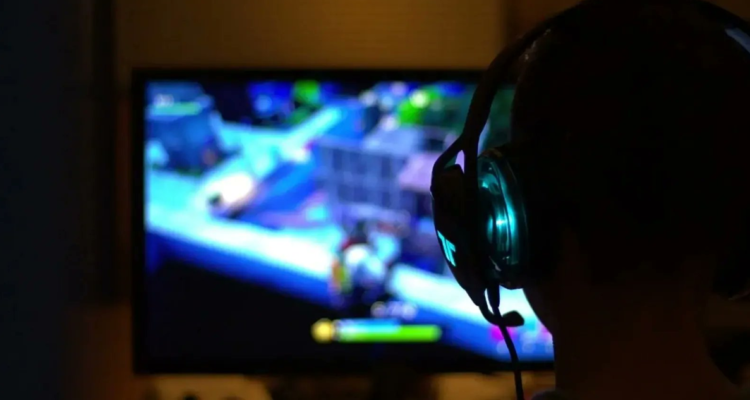 Un padre de una familia con bajos ingresos recurrió a la comunidad en busca de orientación para adquirir un PC gamer asequible para su hijo.