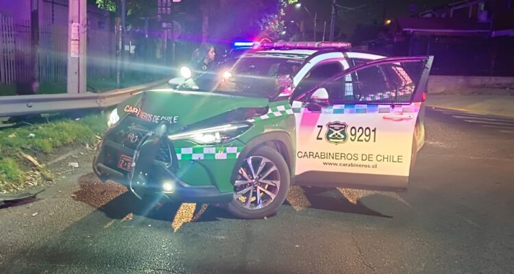 Persecución que partió en Santiago y terminó en Conchalí dejó 2 detenidos y una patrulla chocada