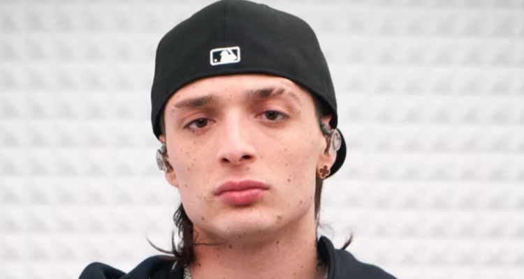 Peso Pluma en su sesión de Gallery en referencia a trolleo de chilenos