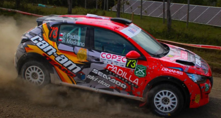 Vehículo de piloto de rally que es alguacil de Carabineros