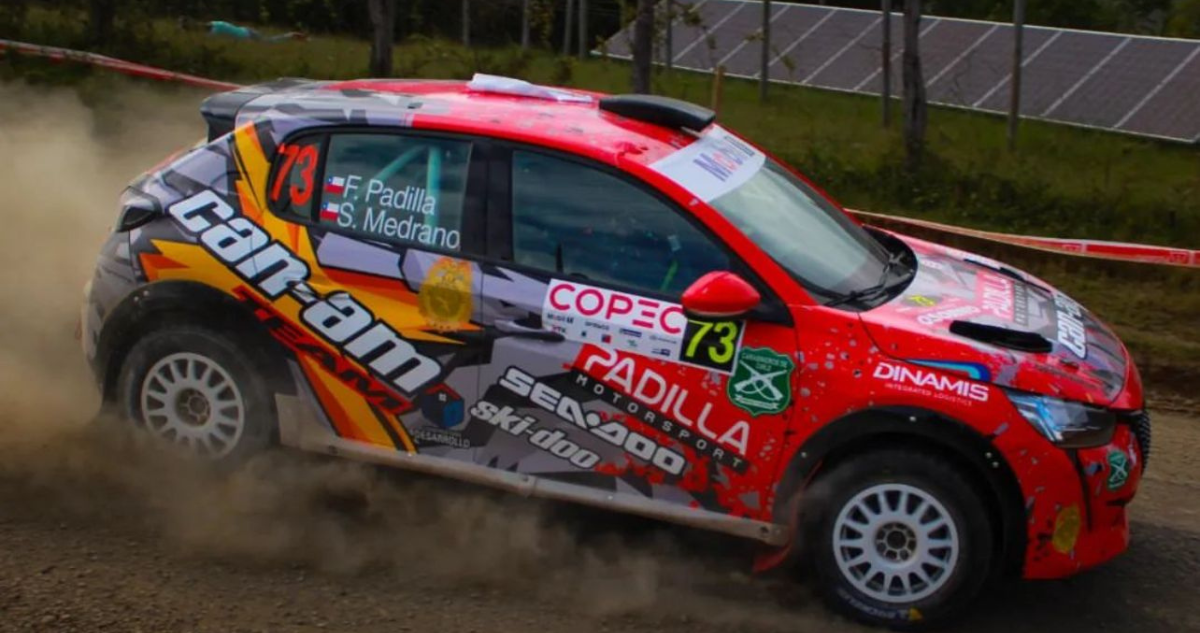 Vehículo de piloto de rally que es alguacil de Carabineros