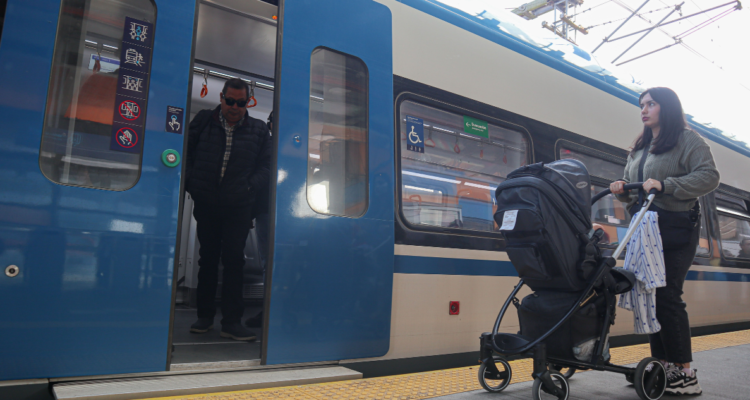 Persona esperando subir a Biotren por plan de movilidad en Gran Concepción