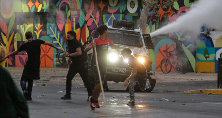 Con un detenido terminó la vacía celebración en plaza Baquedano por la muerte de Sebastián Piñera