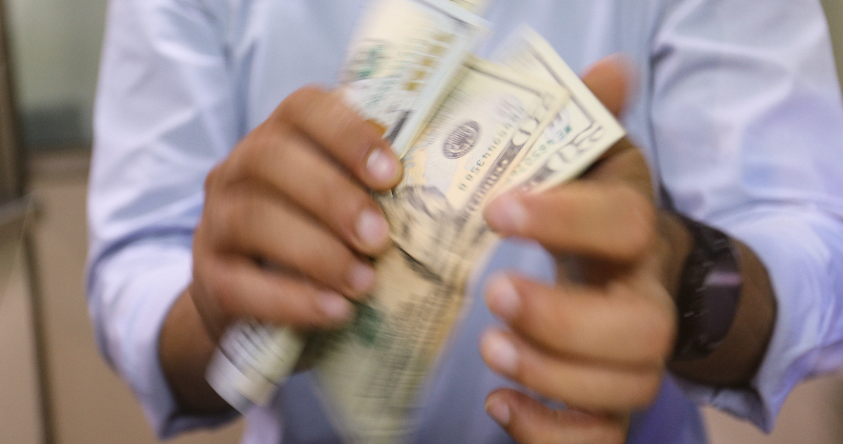 El dólar abre en las nubes y traspasa sus máximos anuales