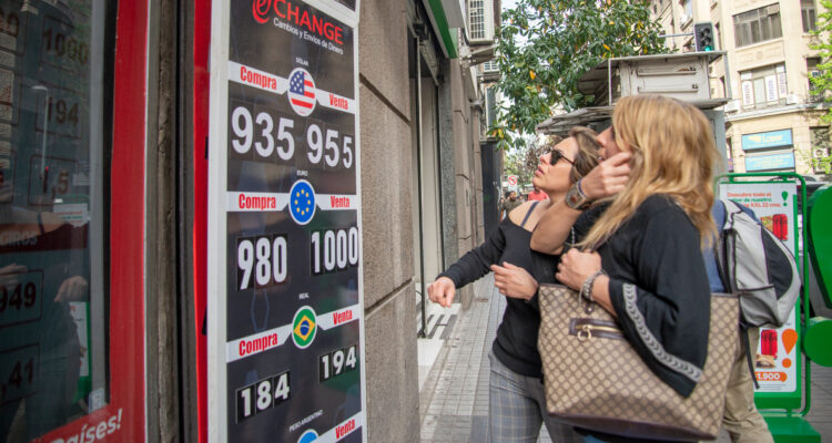 El dólar intenta tocar los $960 tras alza del IPC en Chile y también por datos económicos externos