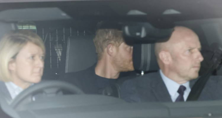 El príncipe Harry, llegando a Clarence House para visitar a Carlos III.