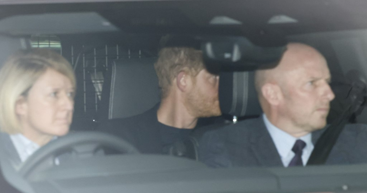 El príncipe Harry, llegando a Clarence House para visitar a Carlos III.