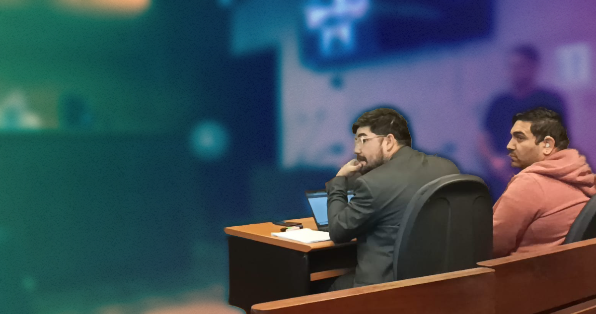 El imputado (a la derecha) junto a su abogado (a la izquierda) | Cony Escobar | BBCL