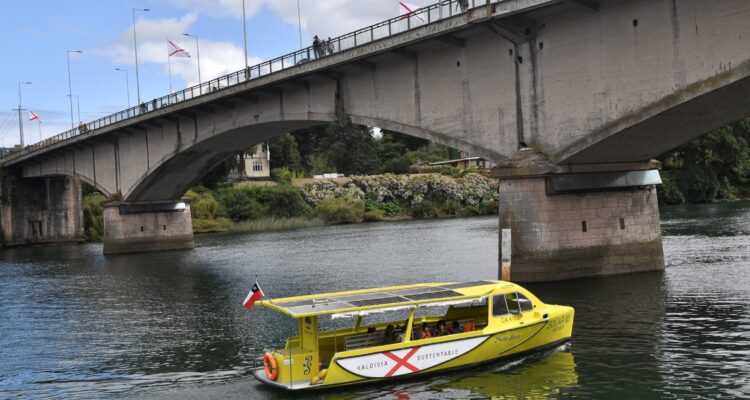 Detienen a dos adolescentes captados arrojando piedras a embarcaciones de río Calle Calle
