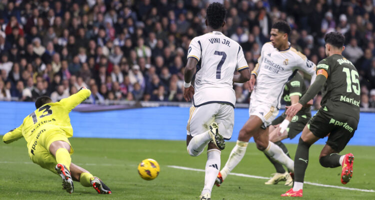 Real Madrid arrolló al Girona en el choque de punteros de La Liga española.