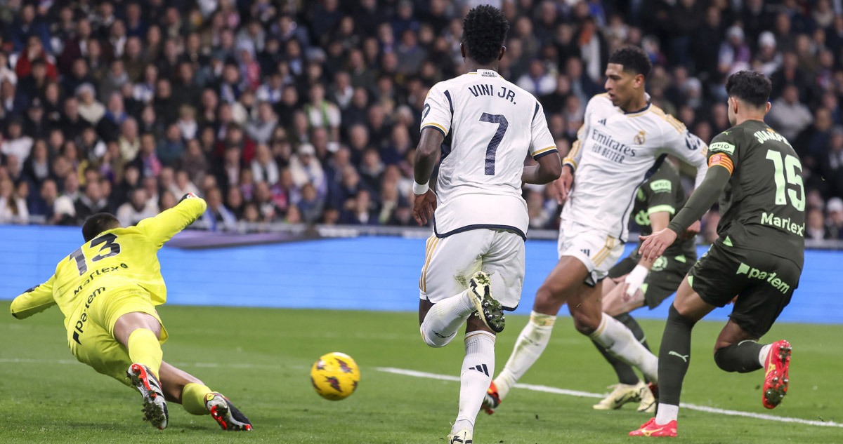 Real Madrid arrolló al Girona en el choque de punteros de La Liga española.