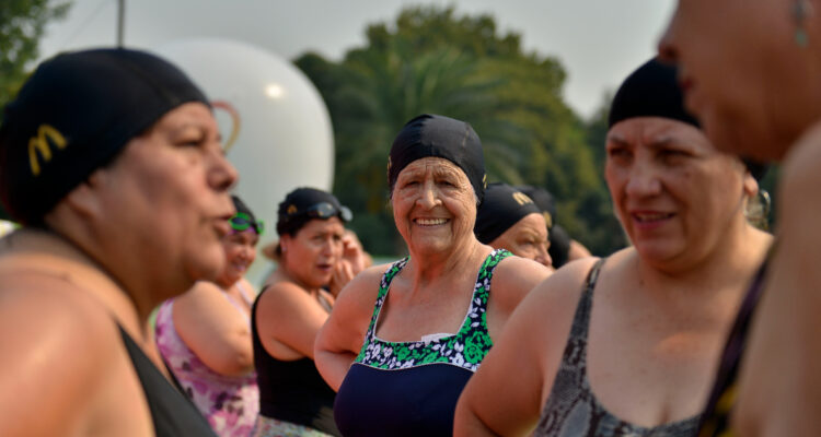 Chilenos lanzaron red social para que personas mayores encuentren nuevos amigos
