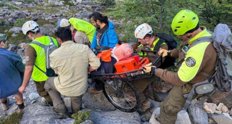Turista irlandés resulta con lesiones en cráneo luego de caer desde 15 metros en Torres del Paine