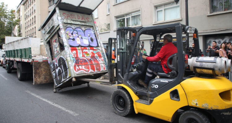 Retiran 55 kioscos abandonados en Santiago: vecinos denuncian focos de inseguridad