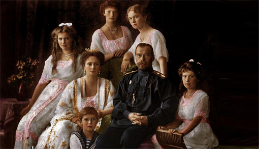 Retrato del Zar Nicolás junto a la Zarina Alejandra y sus cinco hijos.