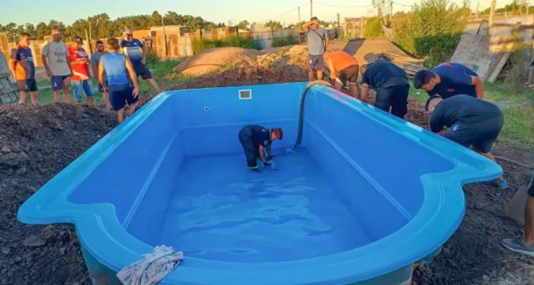 Insólito hurto “veraniego” en Argentina: sujetos robaron gigantesca piscina y la instalaron en toma