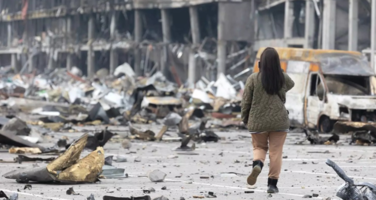 Joven de Kiev saca imágenes de los bombardeos rusos