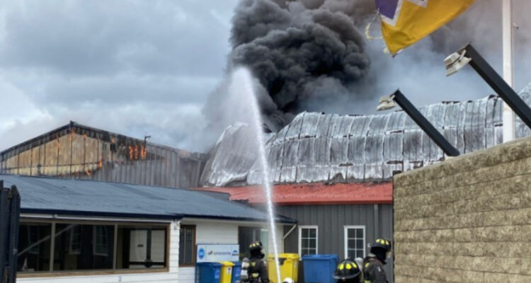 Gigantesco incendio afectó planta salmonera Entre Vientos en Punta Arenas
