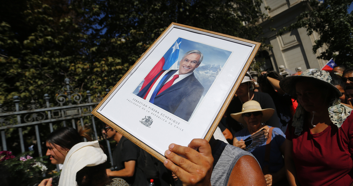 Una fotografía enmarcada del expresidente Sebastián Piñera.