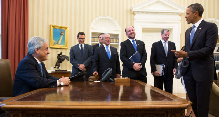 La real historia tras la fotografía de Sebastián Piñera en el escritorio de Obama en la Casa Blanca