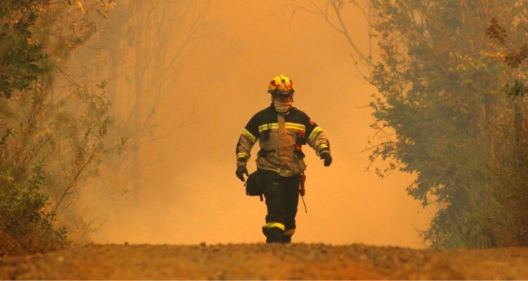 Dóde, cómo y a qué precio comprar el Seguro Obligatorio (SOAP) a Bomberos para ayudar en medio de los incendios forestales de Valparaíso.