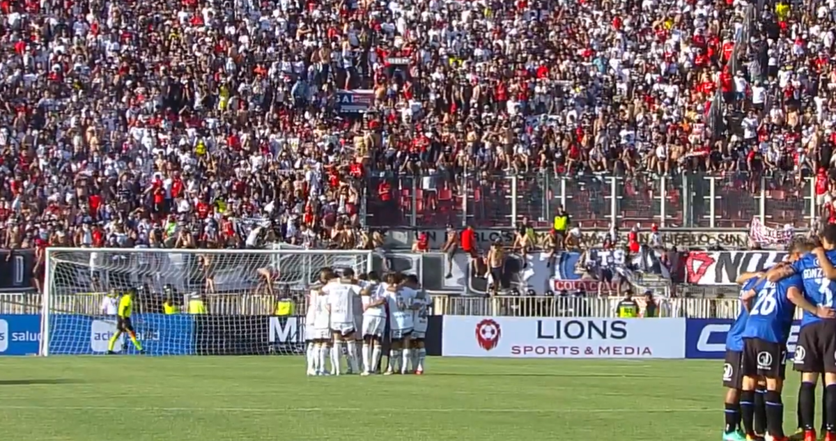 Barra de Colo Colo cantó contra Sebastián Piñera.