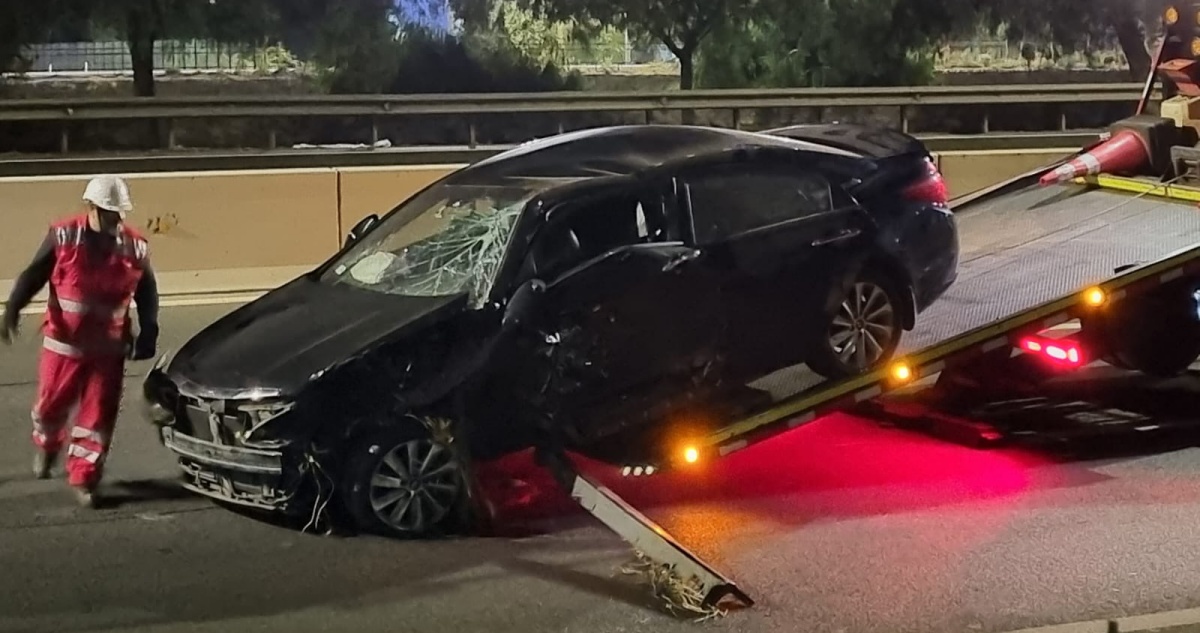 Conductor muere tras ingresar contra el tránsito a la Costanera Norte y colisionar otro vehículo