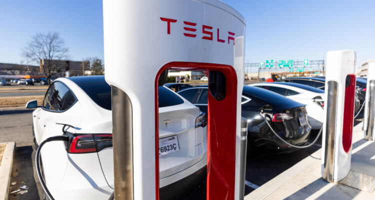 Tesla llama a revisión a más de 2 millones de vehículos por el “tamaño de unas letras”