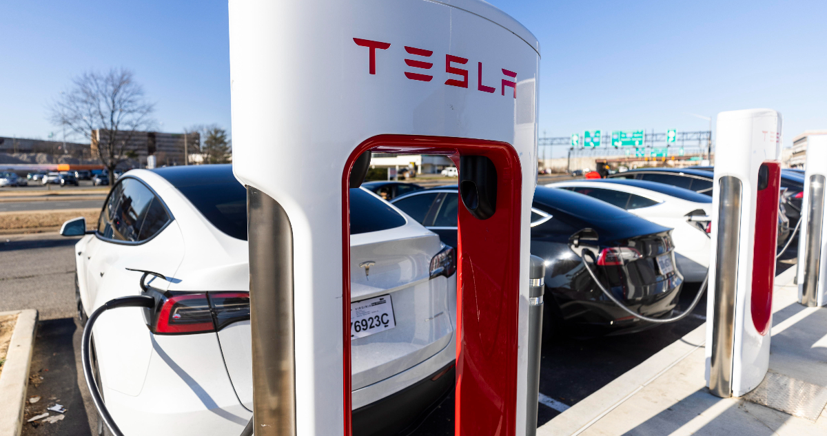 Tesla llama a revisión a más de 2 millones de vehículos por el “tamaño de unas letras”