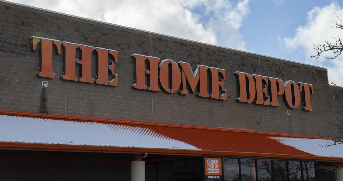 Fachada de una tienda Home Depot en Waltham, Massachusetts