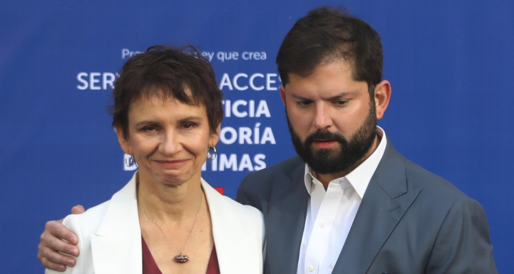 La ministra Tohá siendo abrazada por el presidente Boric