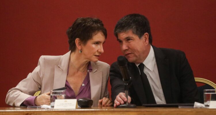 Ministra del Interior, Carolina Tohá, junto al subsecretario de la cartera, Manuel Monsalve