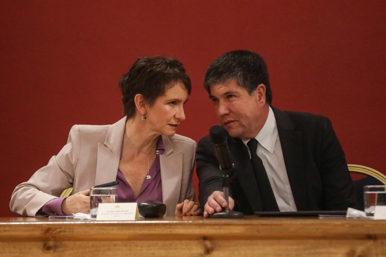 Ministra del Interior, Carolina Tohá, junto al subsecretario de la cartera, Manuel Monsalve
