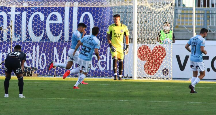 Tomás Alarcón luego de anotar su penal a Colo Colo en 2021.