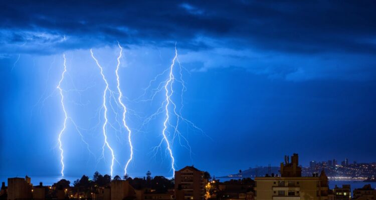 Emiten aviso y alerta meteorlógica por probables tormentas eléctricas en 12 de 16 regiones del país, o sea, en casi todo Chile.