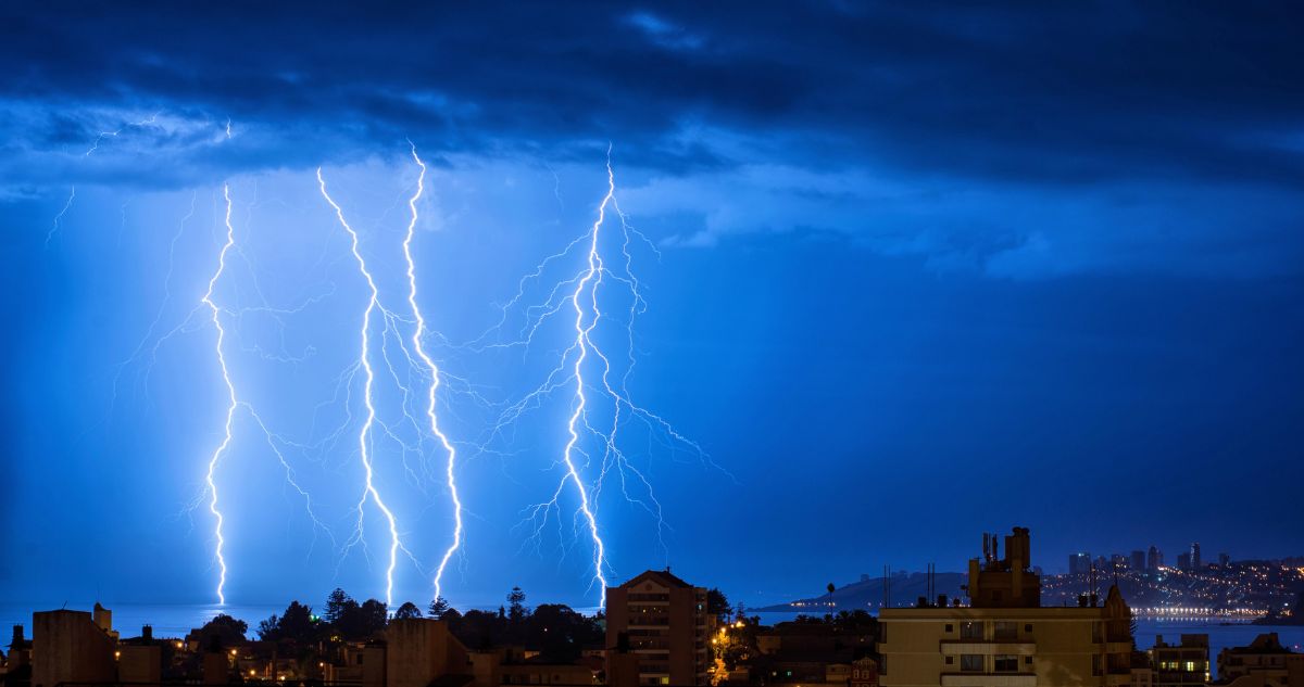 Emiten aviso y alerta meteorlógica por probables tormentas eléctricas en 12 de 16 regiones del país, o sea, en casi todo Chile.