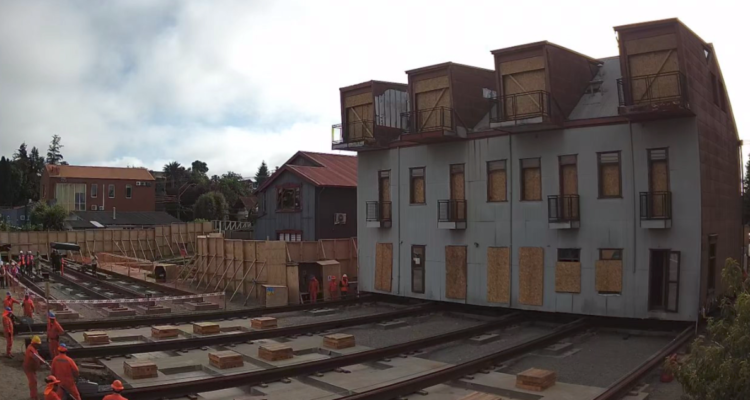 Imagen del traslado de la Casona Lopetegui en Valdivia.