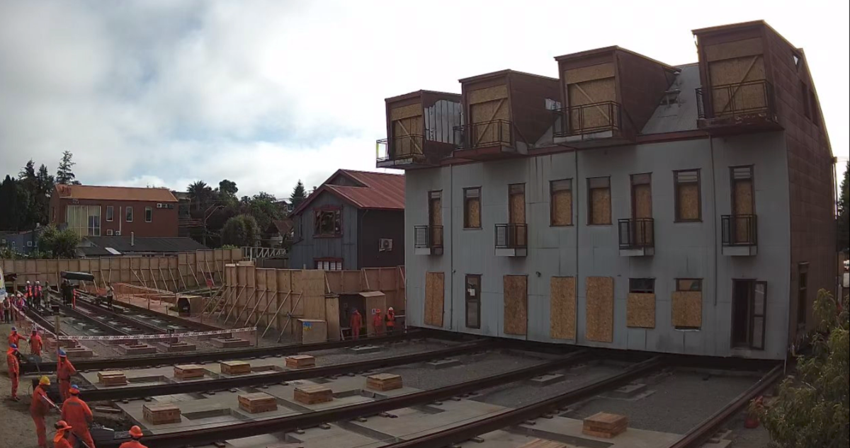 Imagen del traslado de la Casona Lopetegui en Valdivia.