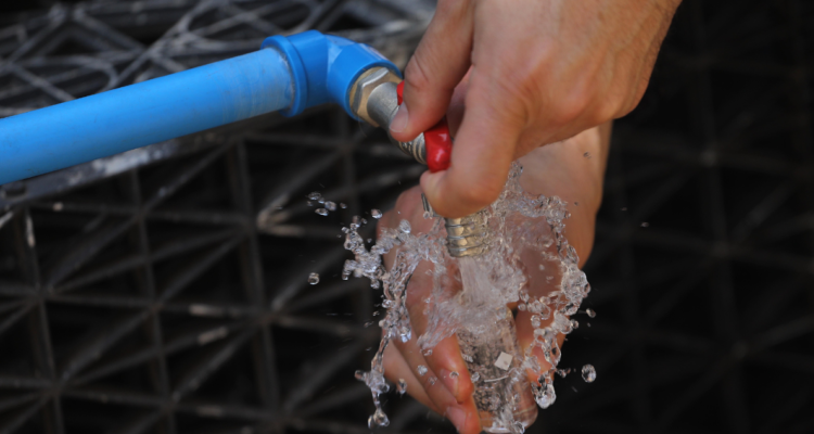 Imagen de agua cayendo por polímero desarrollado por investigadores de la UACh