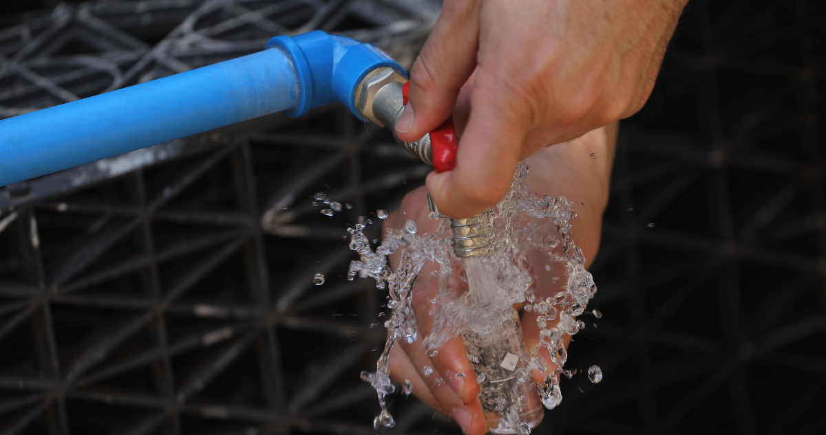 Imagen de agua cayendo por polímero desarrollado por investigadores de la UACh