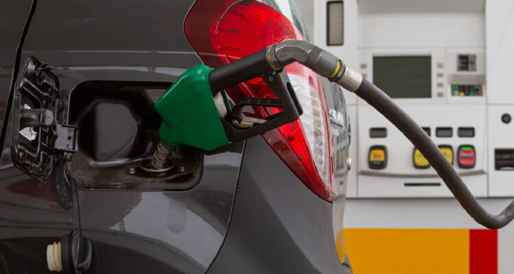 fotografía de un auto al que le echan combustible