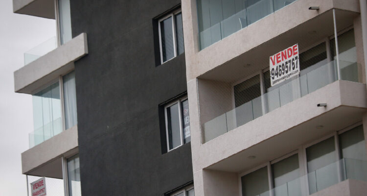 Vista de un cartel de venta de departamento en Viña del Mar.